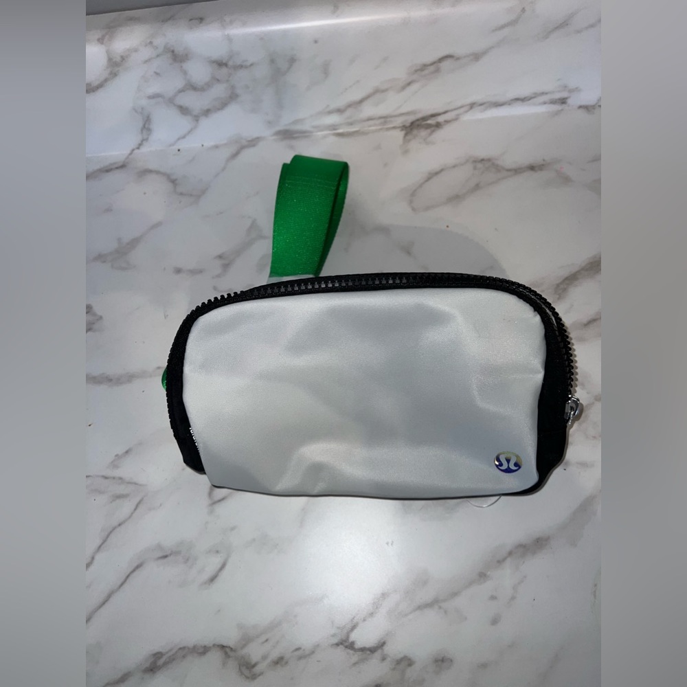 RARE scream green vapor Lululemon belt bag brand new - Picture 8 of 9